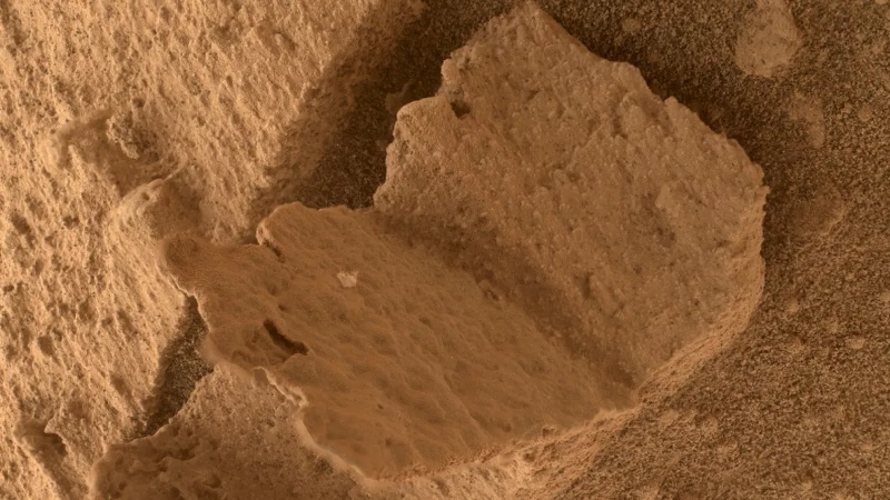 Il rover Curiosity trova una roccia “libro” scolpita dall’acqua su Marte