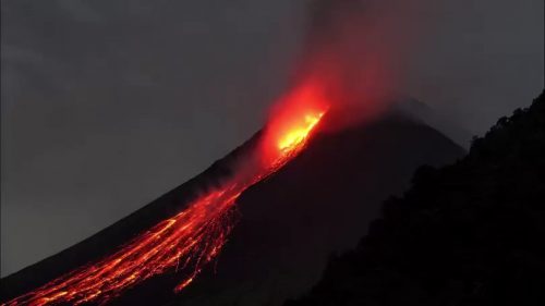Un vulcano indonesiano erutta 24 volte in un giorno