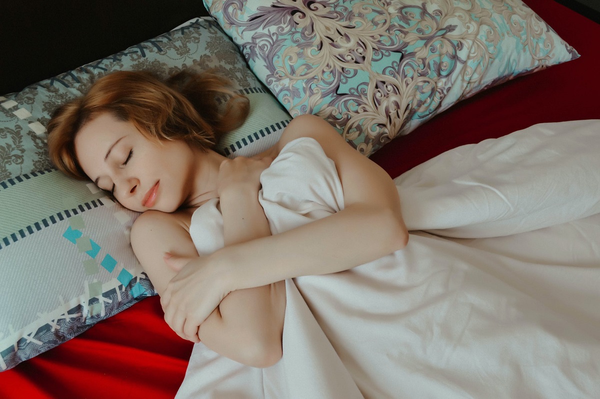 Cos’è il sonno bifasico? Il fenomeno spiegato da un esperto