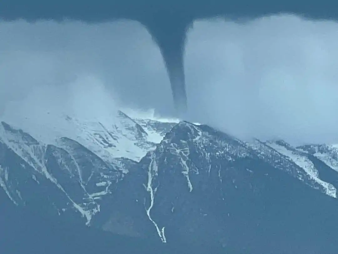USA: rarissimo tornado si forma in cima alle montagne del Montana