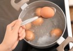 Perché un uovo non fresco galleggia sull’acqua?