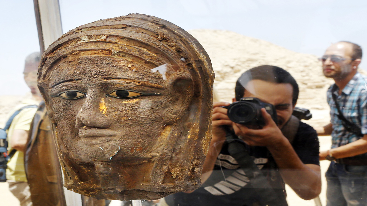 Egitto: archeologi scoprono una mummia con una maschera dorata