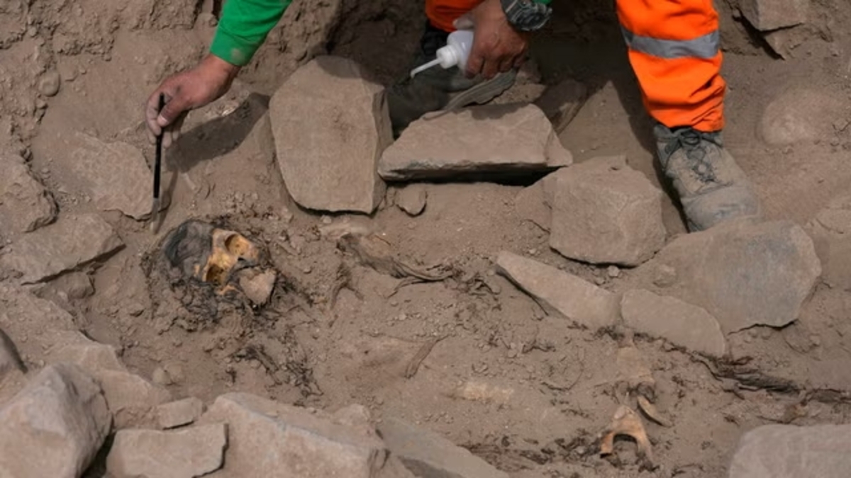 Perù: archeologi trovano una mummia circondata da foglie di coca