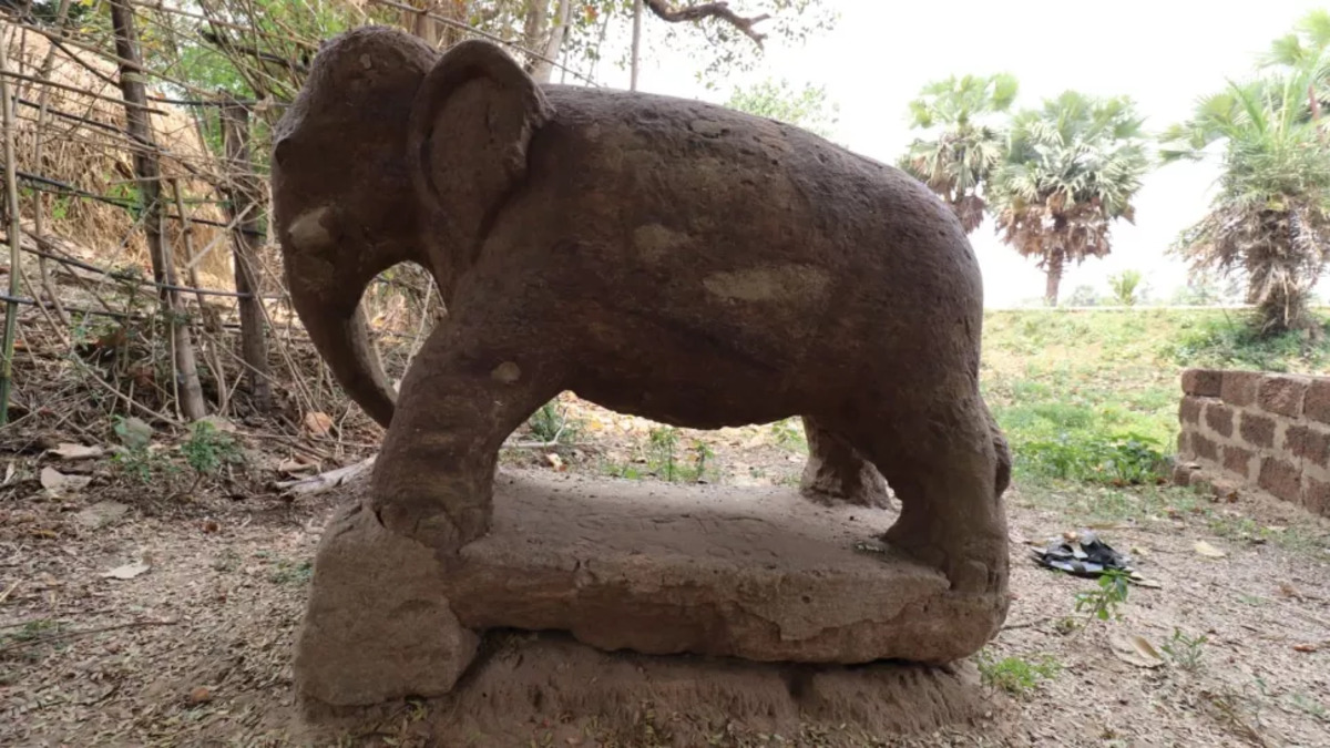 India: riportata alla luce antica statua di un elefante