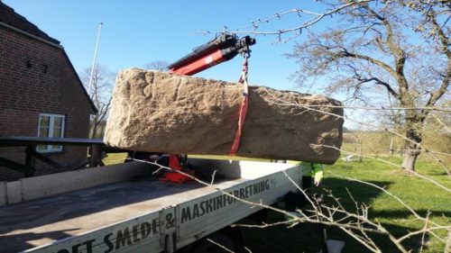 Scoperta enorme pietra runica durante ristrutturazione di una casa