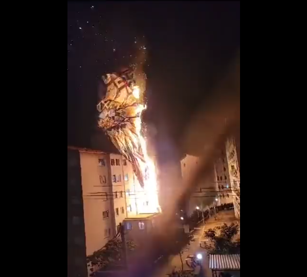 Una mongolfiera in fiamme precipita su un edificio a San Paolo
