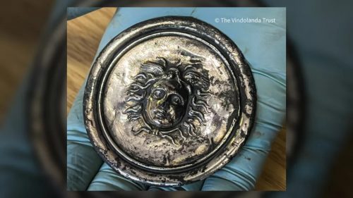 Antica medaglia d’argento raffigurante Medusa  scoperta in Inghilterra