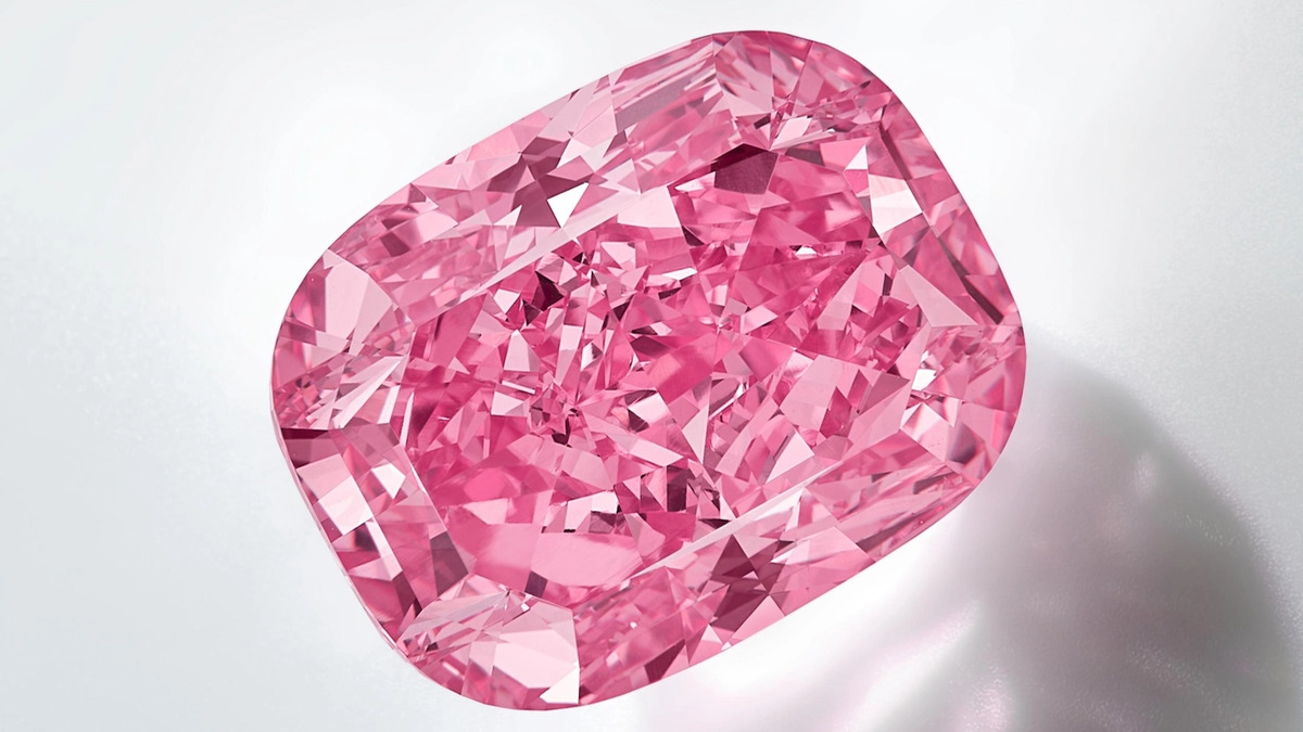 Il rarissimo diamante rosa “Eternal pink” venduto all’asta per una cifra record