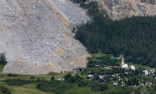 Svizzera: una gigantesca frana si stacca dai monti e si ferma a pochi metri da un paese
