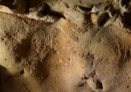 Scoperta la più antica incisione di Neanderthal in una grotta in Francia