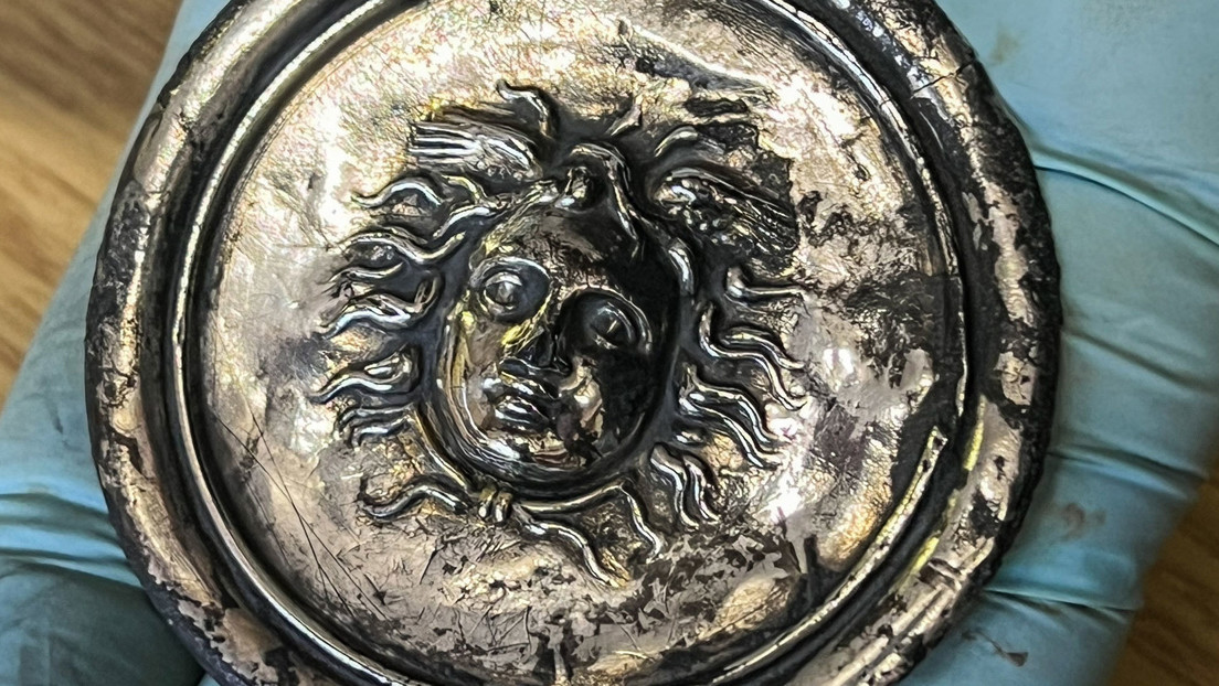 Inghilterra: scoperto oggetto d’argento con la testa di Medusa. Risale a 1.800 anni fa