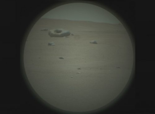 Una roccia a forma di ciambella su Marte catturata da Perseverance