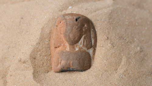 Una statuetta di dea egizia di 3000 anni fa scoperta in un spiaggia israeliana