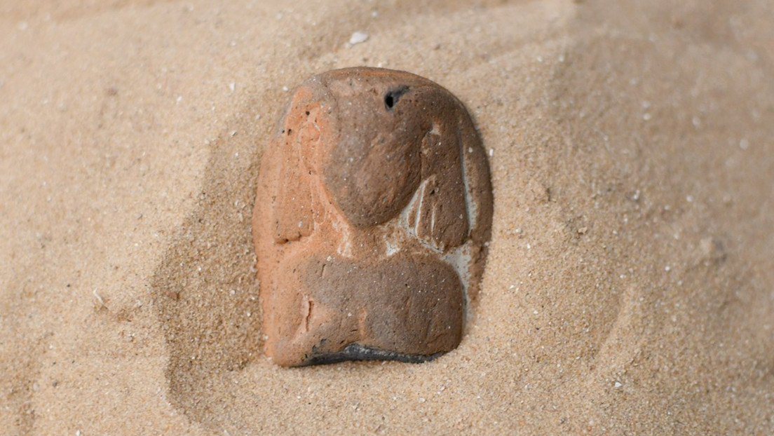 Una statuetta di dea egizia di 3000 anni fa scoperta in un spiaggia israeliana