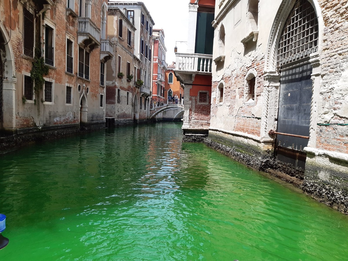 Venezia, acqua verde fosforescente: una sostanza chimica trasforma il Canal Grande