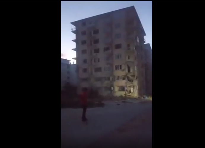 Turchia: con una pietra fa crollare un edificio di 8 piani. Il video
