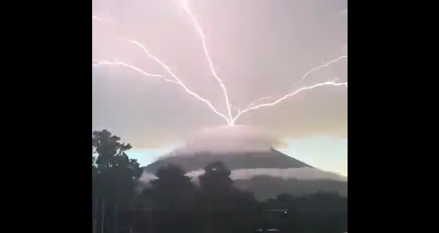 I fulmini ‘emergono’ dal Volcán de Agua in Guatemala. Le immagini virali