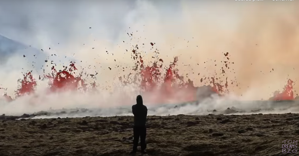Youtuber rischia la vita per catturare immagini spettacolari di un vulcano in eruzione