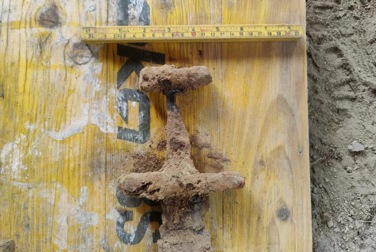 Coppia norvegese trova antica tomba e una spada vichinga nel loro giardino