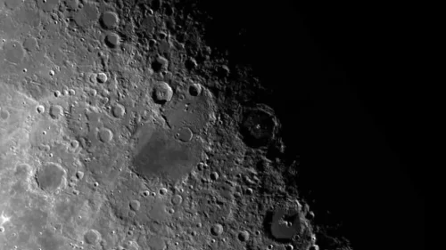 Gigantesco blocco di granito scoperto sotto la superficie della Luna