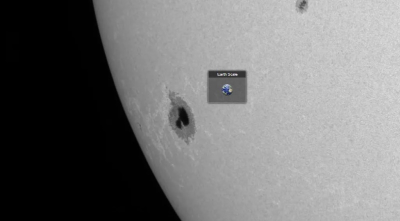 Sul Sole è apparsa una macchia così grande da essere fotografata da Marte
