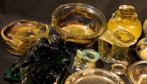 Scoperto un tesoro di manufatti in vetro integri vicino a Capraia: hanno 2000 anni