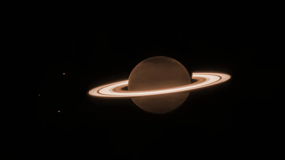 Una foto del James Webb mostra gli anelli e le lune di Saturno incandescenti