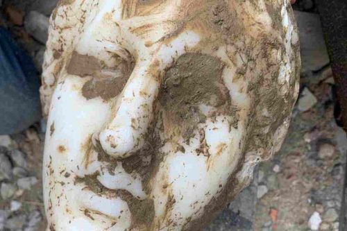 Scoperta un’antica testa in marmo integra a Roma: potrebbe essere Afrodite