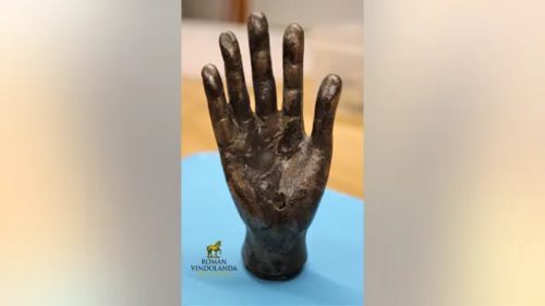 Rara mano in bronzo di epoca romana scoperta in Inghilterra