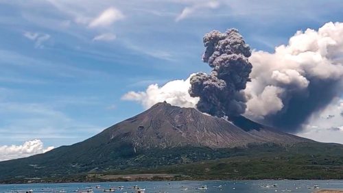 La doppia eruzione del vulcano Sakurajima in Giappone provoca enormi colonne di fumo