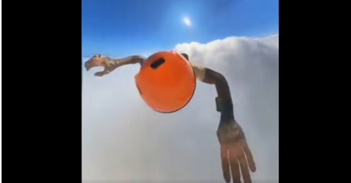 Paracadutista esegue un incredibile salto attraverso una nuvola. Il video