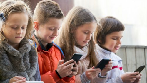 Gli schermi di smartphone, tablet e TV possono provocare ritardi nello sviluppo dei bambini