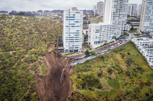 Cile: gigantesca voragine si apre sotto un edificio residenziale sulla costa