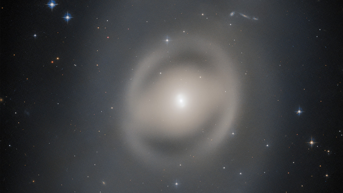 Hubble cattura un “fantasma” che fluttua a 44 milioni di anni luce dalla Terra
