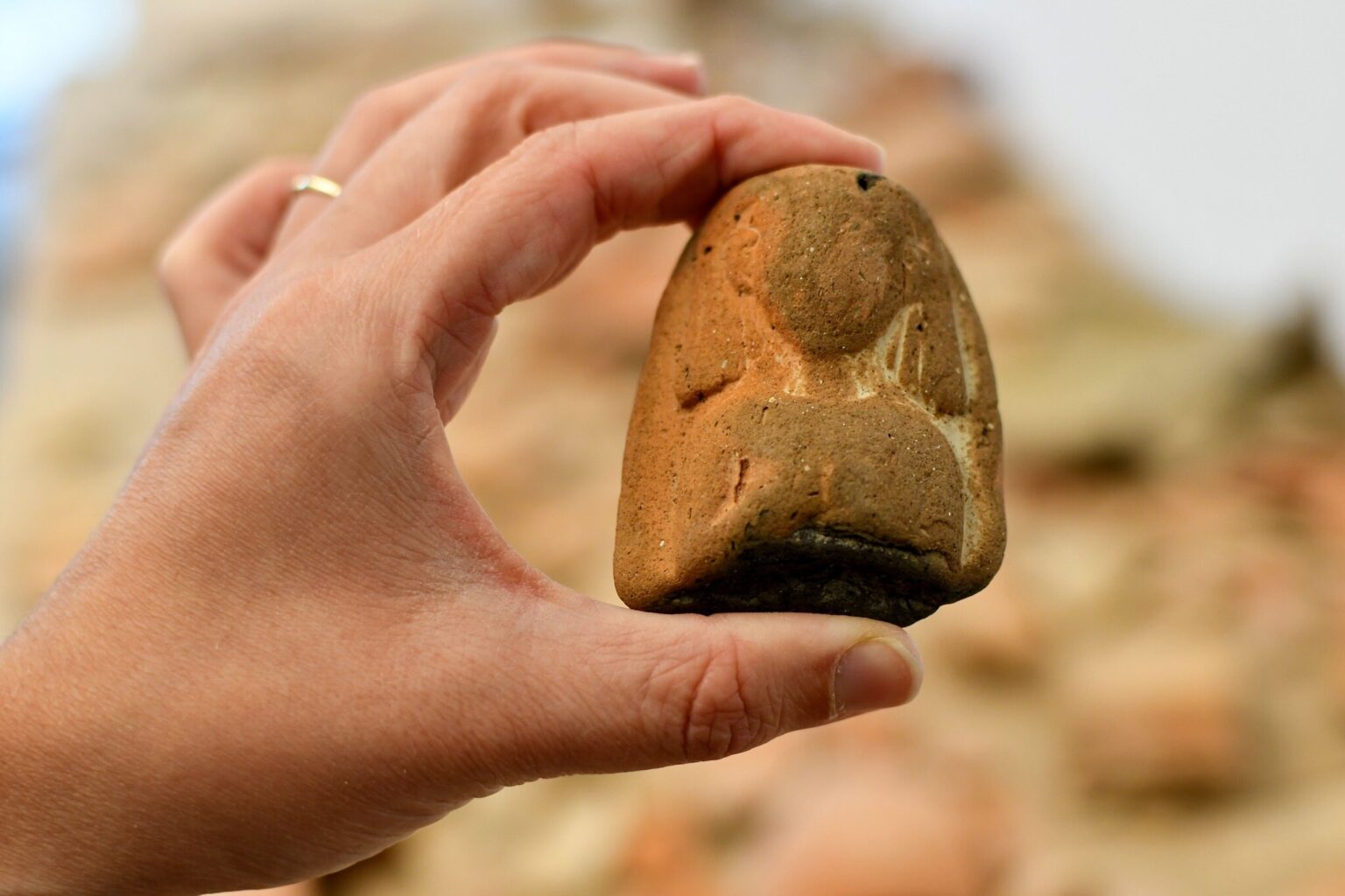 Israele: donna cammina sulla spiaggia e scopre una figura misteriosa risalente a 3000 anni fa