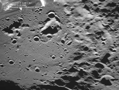 Luna-25: la sonda russa scatta la prima foto dei crateri sulla Luna