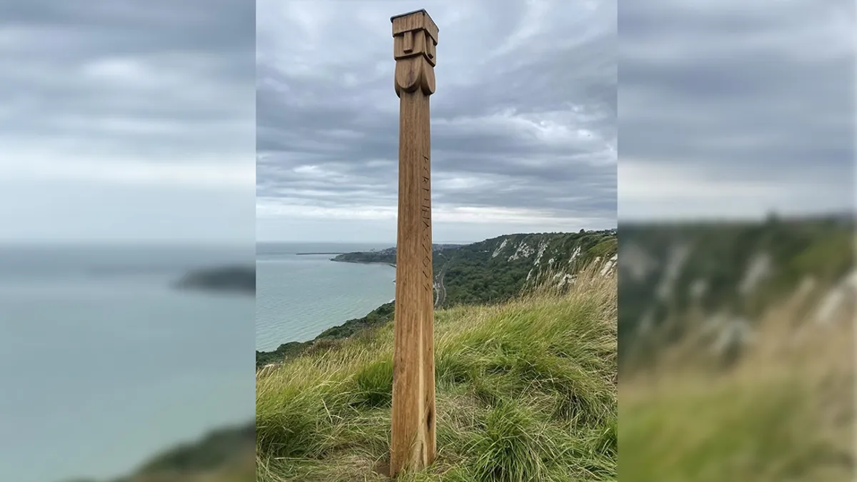 Totem spunta misteriosamente su un sentiero costiero nel sud-est dell’Inghilterra