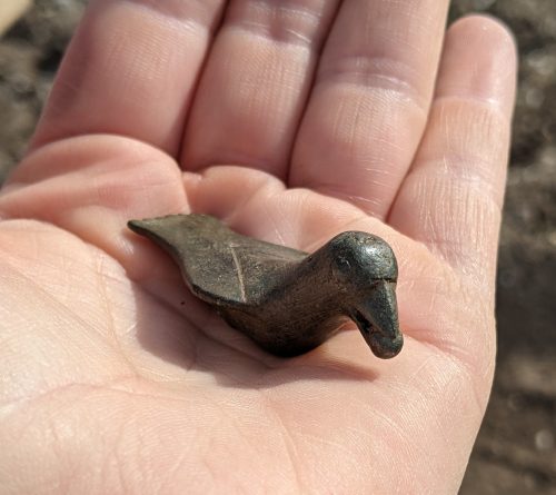 Uno strano uccello in metallo emerge da una villa romana