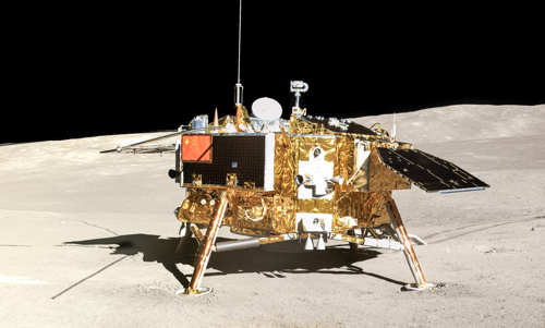 Chang'e 4 vista dal rover Yutu-2 che ha dispiegato. All'interno c'era una pianta che cresceva per la prima volta su un altro mondo