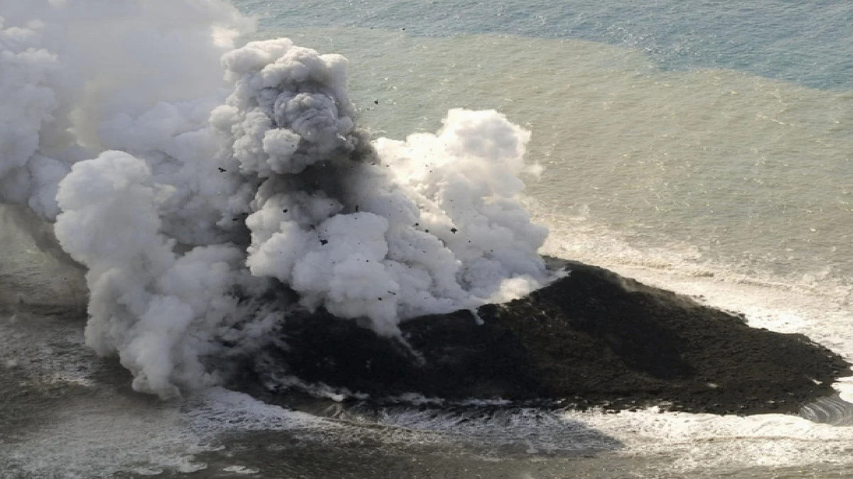 Nuova isola appare al largo della costa giapponese dopo un’eruzione sottomarina