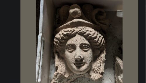 Un’antefissa raffigurante la dea Atena scoperta nei Campi Flegrei