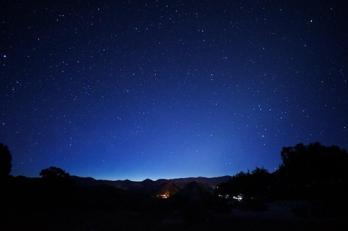 Durante il crepuscolo astronomico non è ancora completamente buio, ma è abbastanza vicino da poter vedere centinaia di stelle se lontano dalla città