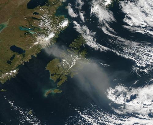 Un'immagine a colori reali di cenere vulcanica sospesa sopra l'isola di Kodiak, Alaska,