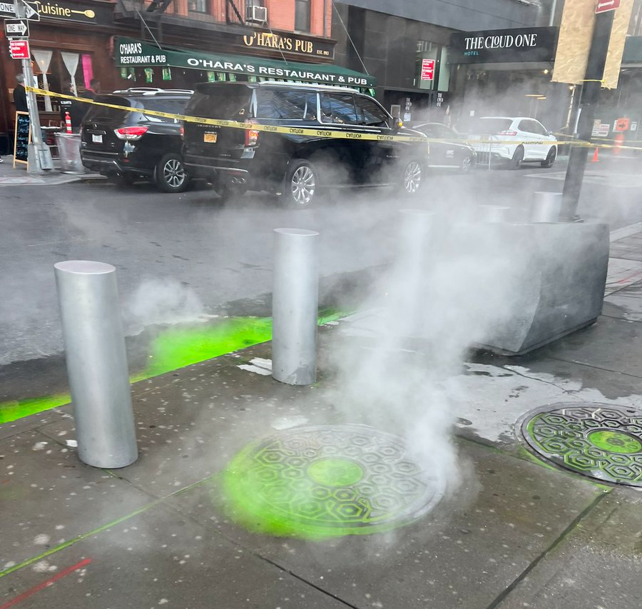 Una strana sostanza verde fluorescente fuoriesce da una fogna a New York