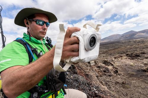 L'astronauta dell'ESA Thomas Pesquet documenta l'esplorazione sul campo nei paesaggi simili alla Luna di Lanzarote, in Spagna.