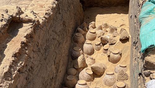 Giare di vino di 5000 anni nella tomba della regina Meret-Neith ad Abydos durante lo scavo. Le giare sono nel loro contesto originale e alcune di esse sono ancora sigillate. C: EC Köhler