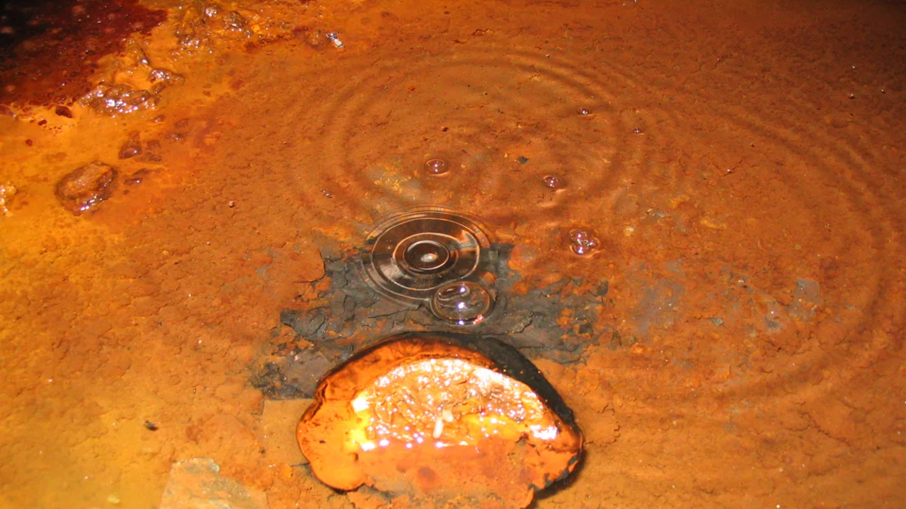 Una scienziata ha bevuto acqua risalente a 1.6 miliardi di anni scoperta in una grotta: ”Ha un sapore particolare”