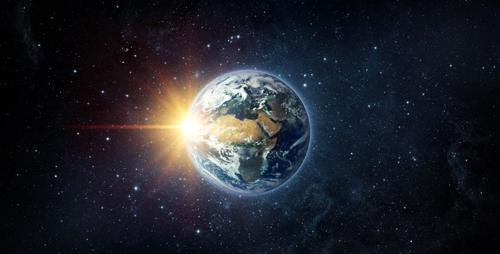 Un'immagine artistica della Terra nello spazio con un enorme raggio di energia su un lato