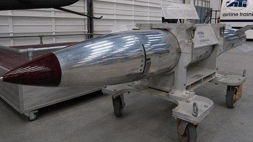 Una bomba nucleare in un museo, presumibilmente disarmata.