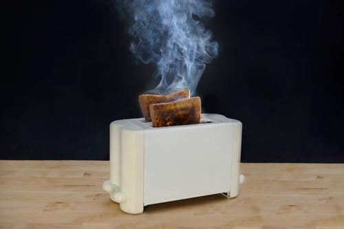 Due fette di pane che bruciano in un tostapane